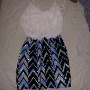 Klänning  - En super snygg klänning som ser ut som man har en topp och en kjol. 