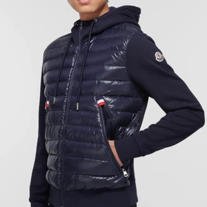 Moncler  - Moncler jacka herr storlek : L  nypris 775 euro. Köpt från Mytheresa kvitto och tillhörande tags finns. Nyskick !!  