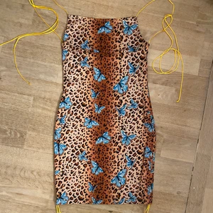 Sommrig klänning - En så fin sommrig klänning med blåa fjärilar 🦋 