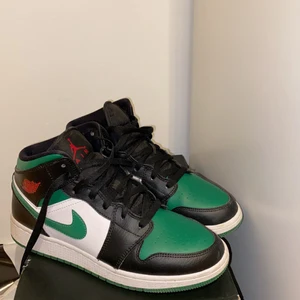 Jordan 1 mid  - Säljer mina Jordan 1 mid GS ”Black Pine Green” eftersom de inte kommer till användning. De är köpta från GOAT och jag kan skicka bild på att de är verifierade och äkta. De är i mycket fint skick och mycket sparsamt använda, i princip nya. Den ända ”defekten” är att klistermärket inuti skon med Jordan loggan har åkt bort men det är absolut inget man tänker på. Jag fraktar men köparen står för frakten eller så kan jag mötas upp i Gävle. Kontakta för mer info.    