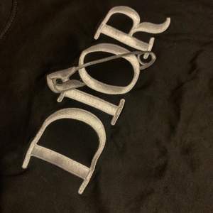 Fin stilren t-shirt från Dior, ej äkta, beställde tyvärr hem fel storlek… så hoppas den kommer till användning hos någon annan! Köparen står för frakten 🥰