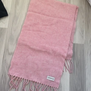 New house rosa halsduk - Superhärlig och fin halsduk från new house, använd Max 2 gånger!! 