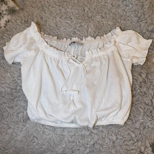 Topp - Den här toppen är skön och luftig passar bra till dig som blir lätt varm använt den 1 gång och den är värd att köpa och den är i storlek s