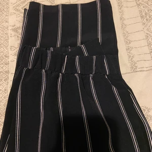 Byxor - Sköna kostymbyxor i tunnare material. Passar perfekt under sommaren men även våren. Byxorna är i mörkblå färg med vita ränder. Kontakta vid frågor eller intresse💕