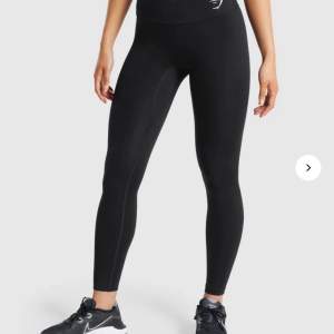 Ett par svarta träningsleggings från Gymshark som är helt oanvända, därav är dom så gott som nya. Dom är i storlek S och har ett väldigt mjukt och skönt material. Varför jag vill sälja dom är för att dom inte passar och jag skickade aldrig tillbaka dom.