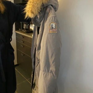 Parajumper vinterjacka Storlek S - Säljer min parajumper vinterjacka då jag köpt en ny. Den är i bra skick och mycket varm. Pälsen är avtagbar. Modell Alison. Grå färg. Jackan är rätt sliten därav priset, men funkar som vanligt. Nypris 9000