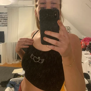 Linne med glitter design  - Säljer denna basic svarta toppen med ett gulligt glitter hjärta på, frakt ingår inte 🤍