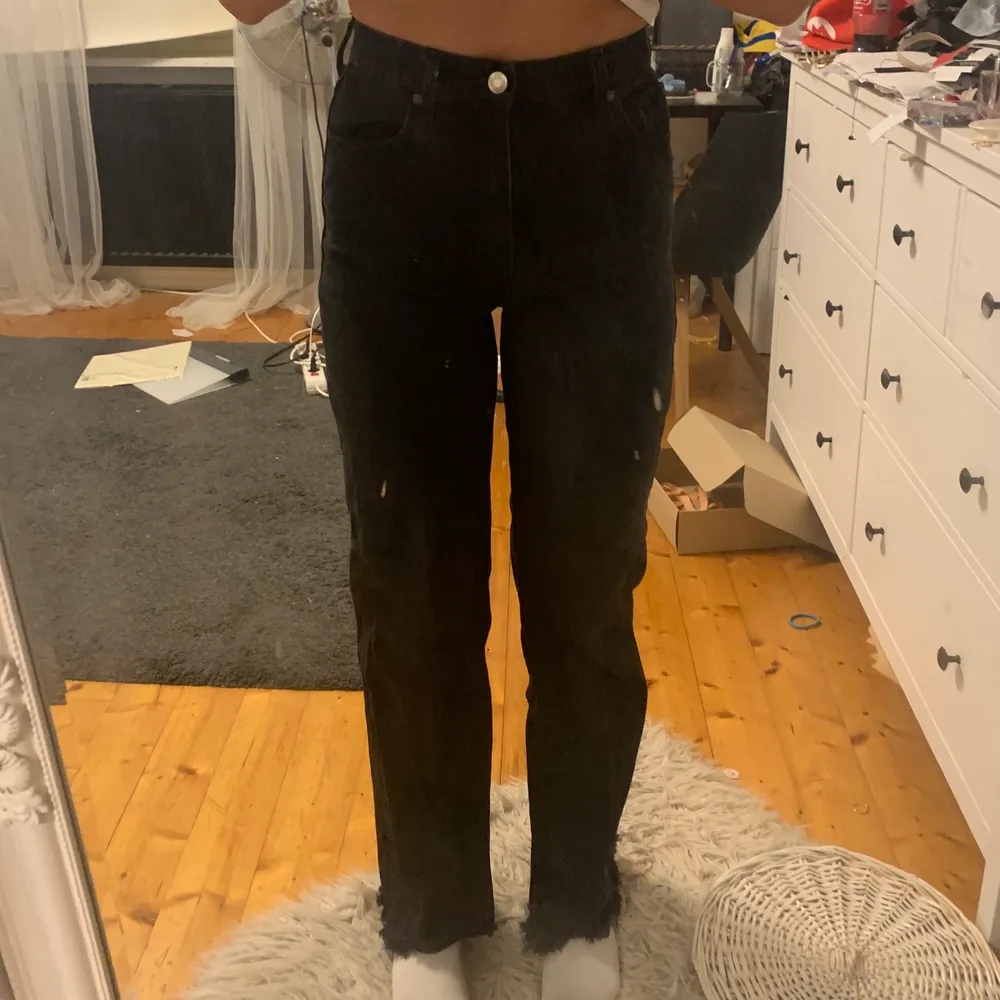 Säljer detta långa svarta jeans från zara (är 175). Köparen står för frakten 🤍🤍. Jeans & Byxor.