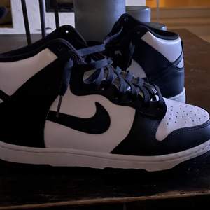 Jag säljer mina nike dunks, panda modellen. Endast använda 1 gång då jag märkte att de var för små och därför väljer nu att sälja. Strl 44,5. Köpta för 2400 på sneakershyllan. Väljer nu att sälja för 1450 kr inkl box, digitalt kvitto och påse. Pris är diskuterbart!