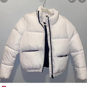 Pufferjacket HM - Jättefin vit pufferjacket från HM förra året, men som är för liten för mig nu 😋 inte min bild men jackan ser ut exakt så ☺️ köpare står för frakt 🤗