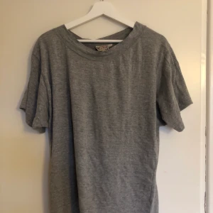 Grå oversized tshirt  - Grå oversized t-shirt. Köpt på Humana i Stockholm för 99 kr. 
