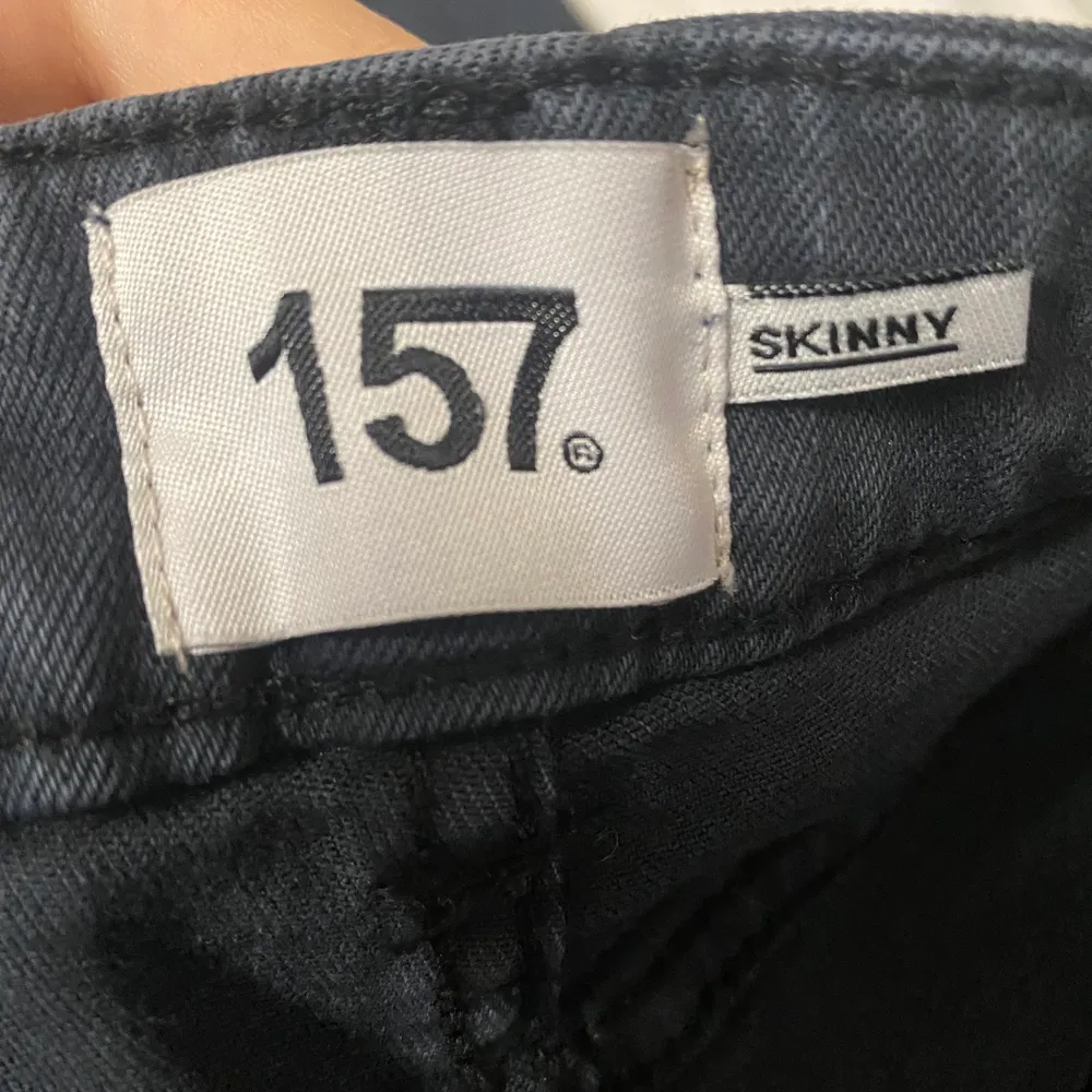 Mörk gråa byxor som är skinny jeans har storlek på xs och är tre månader gamla men har inte använd den så mycke. Jeans & Byxor.
