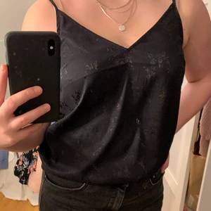 Svart topp - Skitfin svart v-ringad topp som passar perfekt till nyår. Använd 2 ggr. Pris kan diskuteras vid snabb affär💞💞