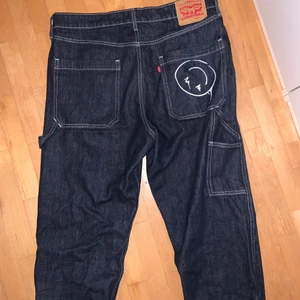 Levis Baggy Jeans - Ascoola byxor från Levi’s, slutsålda överallt vad jag vet. Har sprätt upp tråden längst ned då de var lite korta för min smak först. Annars jättefin kvalitet. Pris går att diskutera, startar budgivning om fler än intresserade