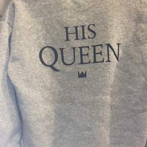 Matchande sweatshirt för ett gulligt par ❤️ Perfekta julklappen till din pojkvän eller flickvän! Queen är i storlek cs och King passar medium och small ❤️‍🔥 100kr för båda + frakt ❣️