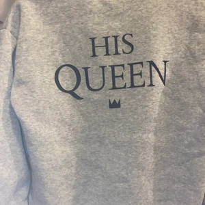 MATCHANDE TRÖJOR! - Matchande sweatshirt för ett gulligt par ❤️ Perfekta julklappen till din pojkvän eller flickvän! Queen är i storlek cs och King passar medium och small ❤️‍🔥 100kr för båda + frakt ❣️