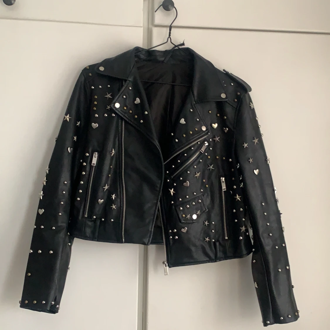 Skinnjacka med nitar