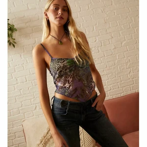 Topp  - Oanvänd jättefin topp från Urban outfitters. Toppen är mest lila och grön. Storlek S. Köparen står för frakt.
