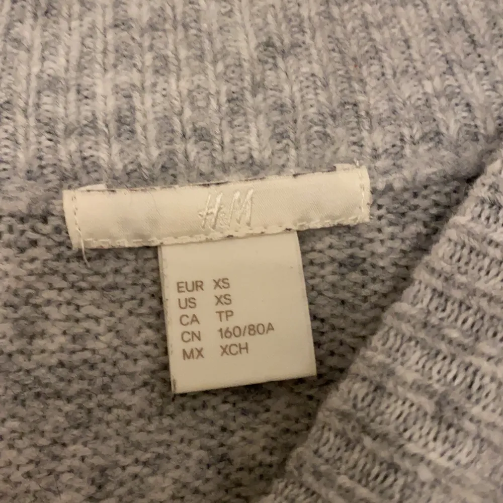 Säljer min jättefina stickade gråa tröja med pärlor på. Den är ifrån h&m och är i storlek xs. Den är i jättebra skick och jättemysigt material. Sitter jättebra även på en S. Tröjor & Koftor.