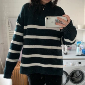 Stickad randig tröja  - Så fin och mysig stickad tröja från hm, helt slutsåld och går inte att köpa längre, kontakta för fler bilder eller vid frågor 💗