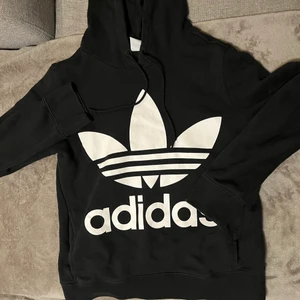 Adidas hoodie - En adidas hoodie, storlek S, ganska stor och mysig. Pris kan diskuteras