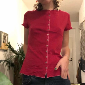 Rödrosa randig tröja! - Så gullig smått randig tröja med knappar! Går att knäppa upp! Står ej storlek men sitter bra på mig som är XS-S, tror den hade passat en storlek större än så oxå (beroende på hur man vill dne ska sitta) Köpt secondhand ✨😜