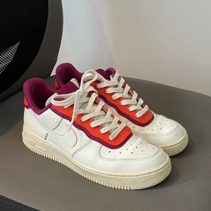 Nike Air force 1 - Fixat till mina af1 med whitener på sömmar och nytvättade skosnören, men de har absolut tecken på användning som ni ser 🙏🏼 obs slitningen på bild 3 är identisk på andra skon.