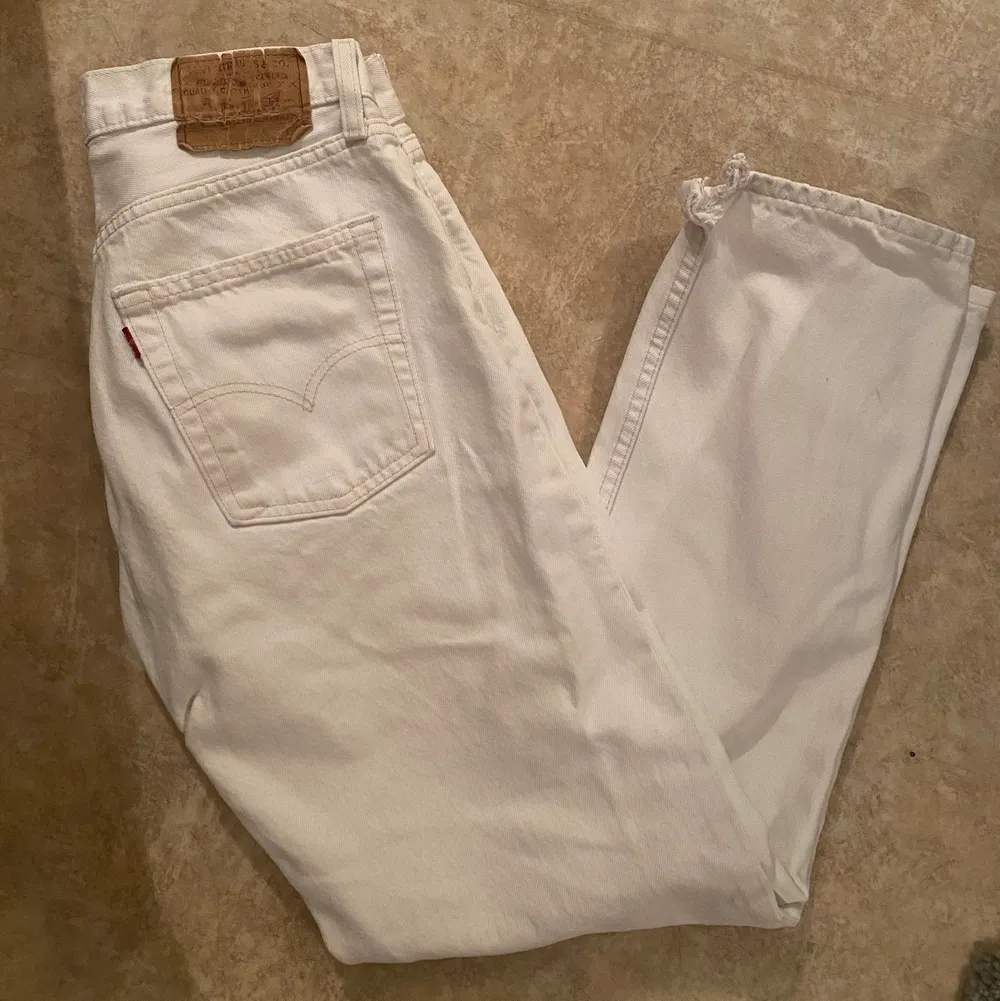 Straight modell, vita Levis jeans. Skitsnygga men lite för små på mig för min smak. Bra kvalite. Pris kan diskuteras:). Jeans & Byxor.