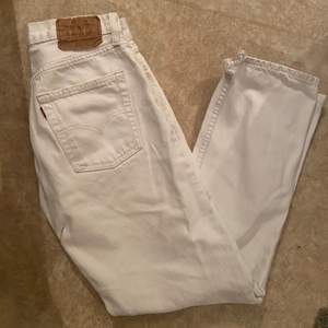 Straight modell, vita Levis jeans. Skitsnygga men lite för små på mig för min smak. Bra kvalite. Pris kan diskuteras:)
