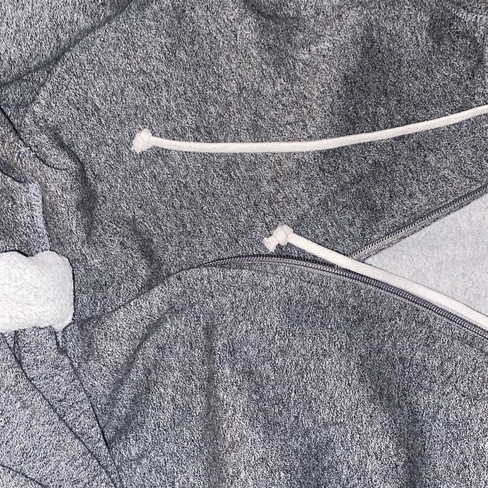 En vanlig grä zip hoodie med vita snören i strl M från Cubus. Rätt så använd, men är fortfarande i bra skick och kvalitet. . Hoodies.