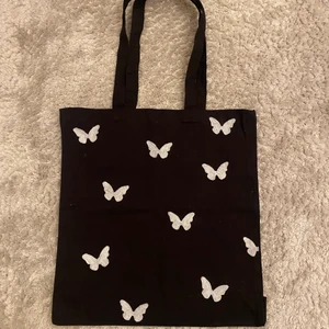 Tygväska i reflex🦋 - Svart tygväska med reflex mönster 🦋 tål handtvätt 🦋 reflekterar ljus i mörker 🦋 ett bra miljöval 