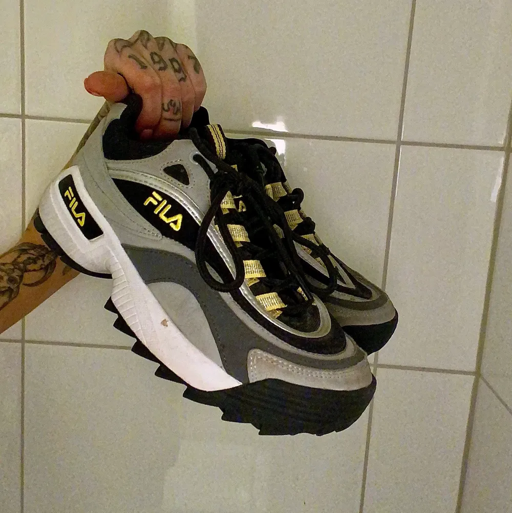 Fila skor i strl 36,5 köpta i Stockholm på footlocker. Inte använda mycket alls så knappt slitage alls på, bara lite smuts som jag enkelt kan fixa innan postas ♥️. Skor.