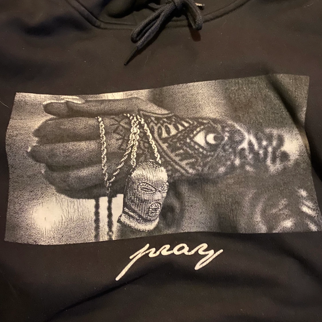 Svart hoodie med tryck - 90