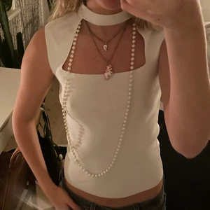 Snyggaste tröjan🧡 - Populär och slutsåld topp i från Zara. I super skick och storlek M, men passar mig som är en xs-s🍒 PGA AV HÖG EFTERFRÅGAN ÄR DE BUD SOM GÄLLER, ETT LAGT BUD ÄR ETT LAGT BUD!