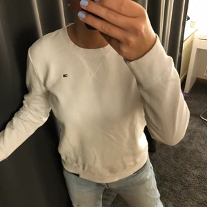 Collegetröja - En lite oversized collegetröja med ett flit tyg intil. Från Tommy hilfiger💞 har en likadan i blå✨