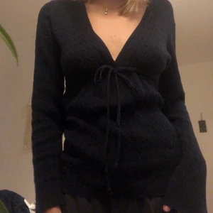 Tröja - Så fin tröja! Går att dra åt och knyta under bysten och har en luva! 