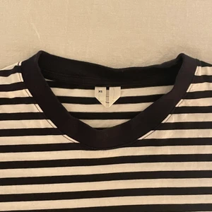 randig tshirt - randig t-shirt från arket, superfint skick då den knappt är använd💕