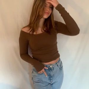 off shoulder tröja från NA-KD strl xs - Säljer min snygga off shoulder tröja som är ifrån NA-KD då jag är i stort behov av pengar! 200kr ⚡️⚡️⚡️