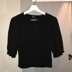 Smockad volangtopp  - Svart smockad volangtopp 