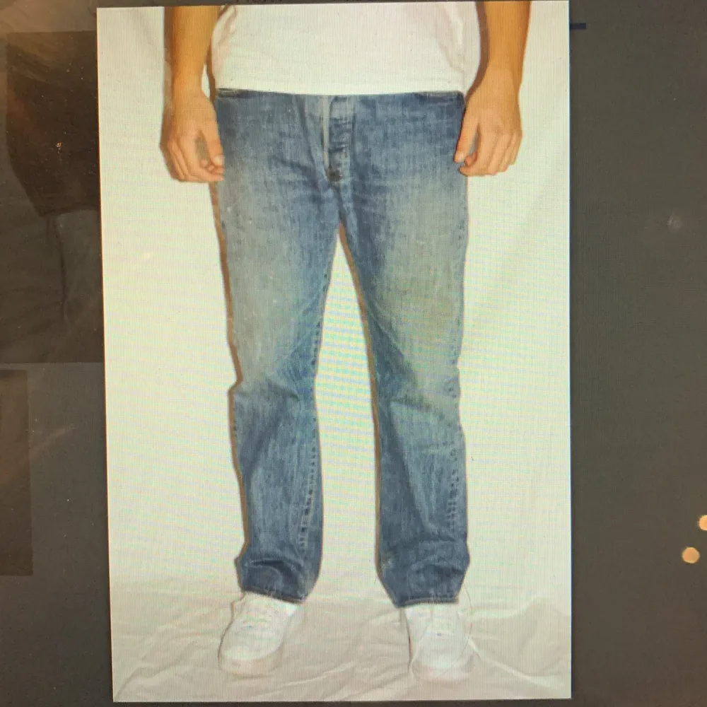 Levis 501 w:36 L:32. Modellen är 185 cm lång. Jeans & Byxor.