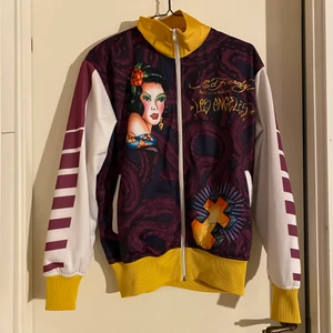 Ed Hardy by Christian Audigier jacka - Säljer denna coola jacka från Ed Hardy. 👾Det står ingen storlek i den den men jag uppskattar den till en M/L.  Jackan/hoodien är i fint skick. 😌 Jag vet inte om den är äkta eftersom jag köpte den secondhand för några månader sedan. Om ni har några frågor är det bara att skicka iväg ett meddelande. Jag tar swish och skickar med spårbart paket. 💗