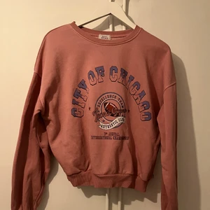 Sweater - Superfin sweater från pull&bear i storlek M, liten i storlek så skulle säga att den passar S också. Knappt använd! Pris 150kr och köpare står för frakt 💕