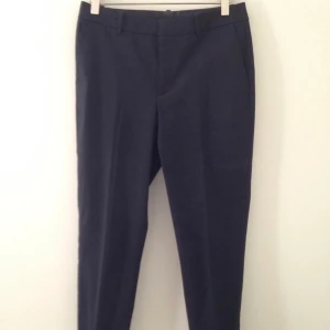 Mörkblå kostymbyxor - Använda av mig, men inget tecken på slitage! Färgen stämmer bäst överens med första bilden! Till ankeln på mig som är 176 cm lång.