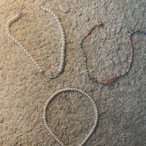 Halsband och diadem - Halsbanden har jag aldrig använt, diademet har jag använt fåtal ggr men har aldrig kommit till användning. Man köper allt var för sig,allt kostar 30 kr styck