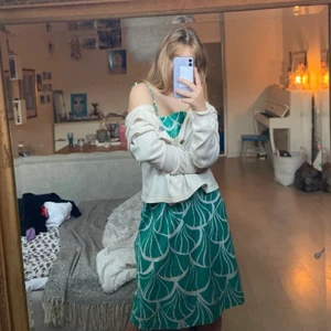 Klänning - Superfin klänning från vila. Den är superfin men den är lite för stor i bysten för mig🥲 så någon som har stora bröst eller större byst är den här to die for! Den kommer inte sitta sådär tight så man inta kan andas utan bara helt perfekt🤌🏼 Det må va vinter atm men as najs att ha denna förberedd! 