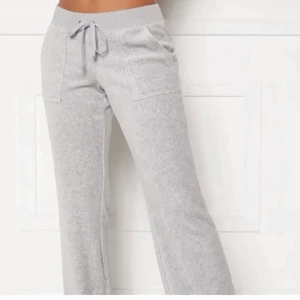 Ljusgråa juicy couture byxor - Säljer nu mina jättefina juicy couture byxor pågrund av att dem var för stora, jättefina! Köpte för inte alls länge sen och inte använts pga att de var för stora. 