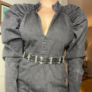 Black denim puffershoulder dress - Maxad klänning som jag älskar! Säljer pga för stor 🥰 bra skick! 