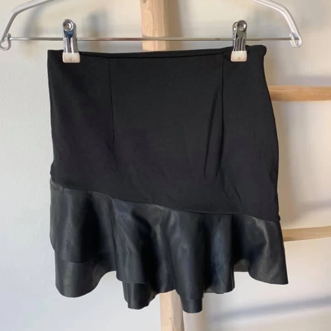 Svart kort kjol från IVYREVEL - 90