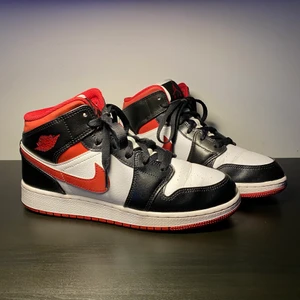 AIR JORDAN 1 MID strl 38,5 - Säljer ett par AIR JORDAN 1 MID WHITE/GYM RED-BLACK i storlek 39. OBS de är lite små i storleken och sitter ganska exakt som 38,5 då jag jämfört med andra skor. De är ett näst intill nyskick men mindre defekter finns. Säljer pga att de är lite för små för mig men hade gärna behållt dem annars! Jag svarar snabbt och skickar gärna fler bilder och mer detaljerade beskrivningar :)
