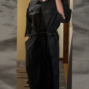 Grå klänning i storlek M - Använd en gång